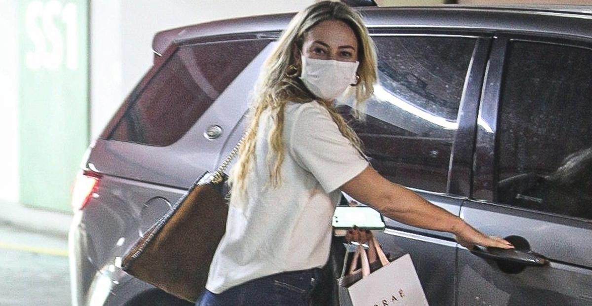 Sem Diogo Nogueira, Paolla Oliveira é flagrada saindo correndo de shopping