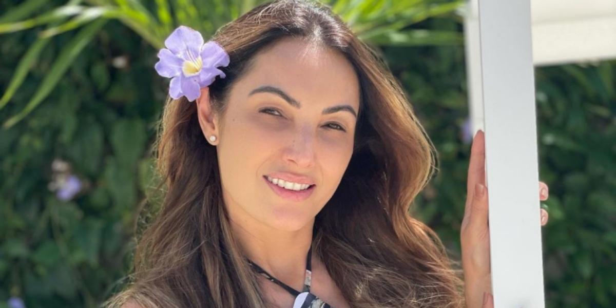 Repleta de estilo, Patrícia Poeta rouba a cena na web ao apostar em look branco: ”Musa!”
