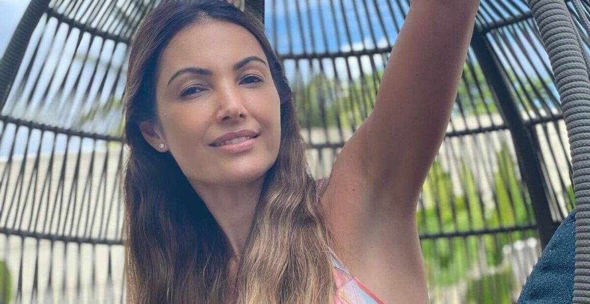 De folga, Patrícia Poeta surge de micro vestido e para tudo: ”Gata!”
