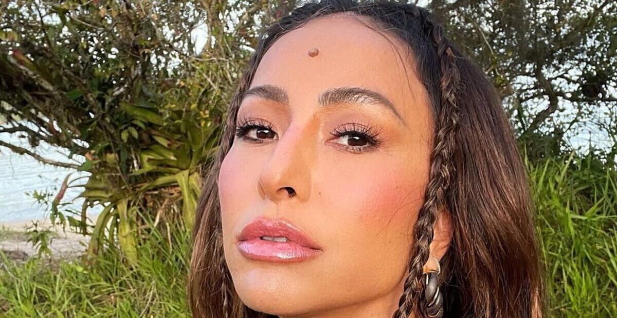 Sem nada por baixo, Sabrina Sato faz fotos ousadas cobrindo apenas o necessário