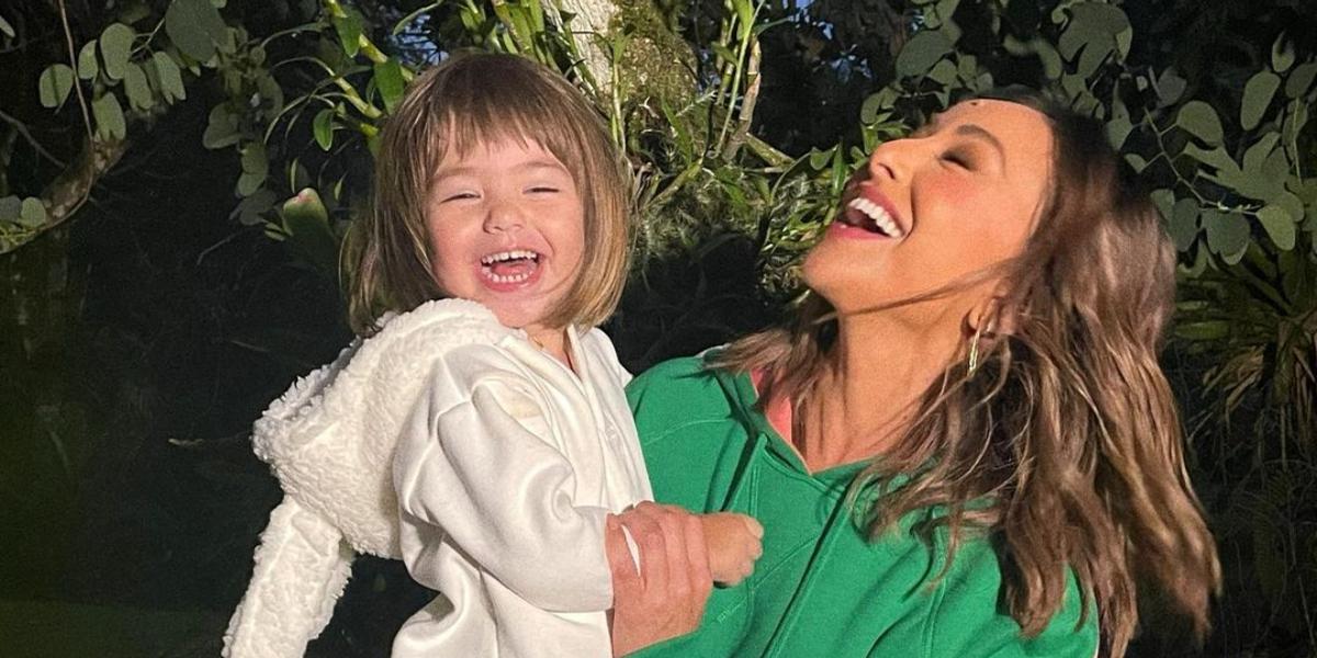 Sabrina Sato se derrete pela filha, Zoe, na praia: ”Amo essa carinha”