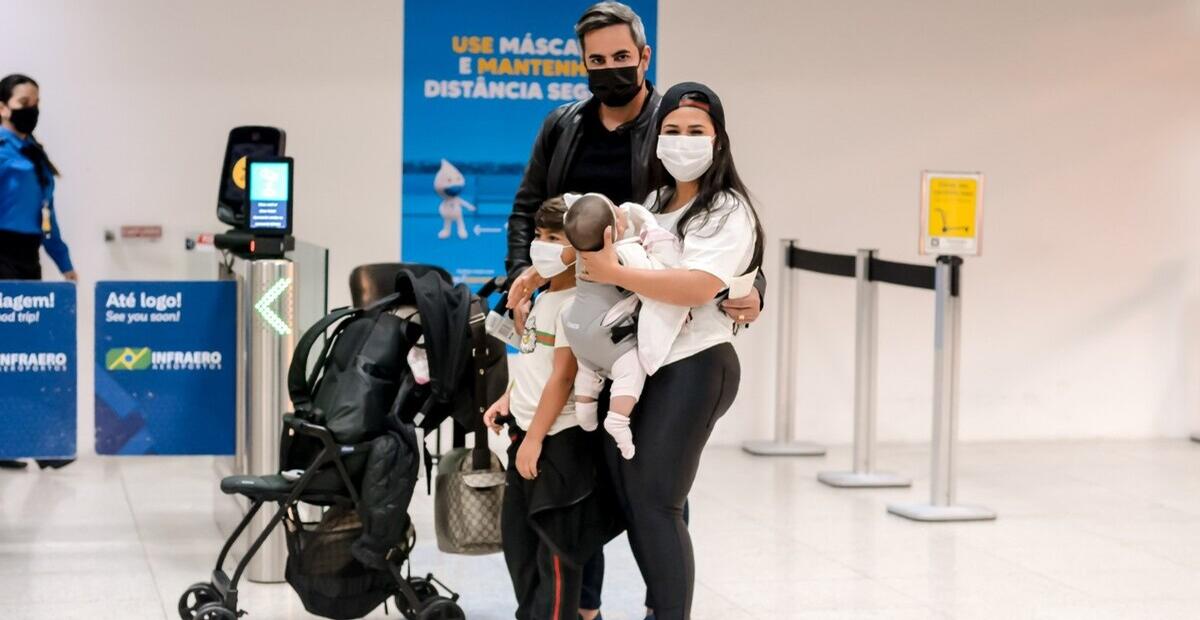Com sua família, Simone causa ao embarcar em aeroporto no Rio de Janeiro