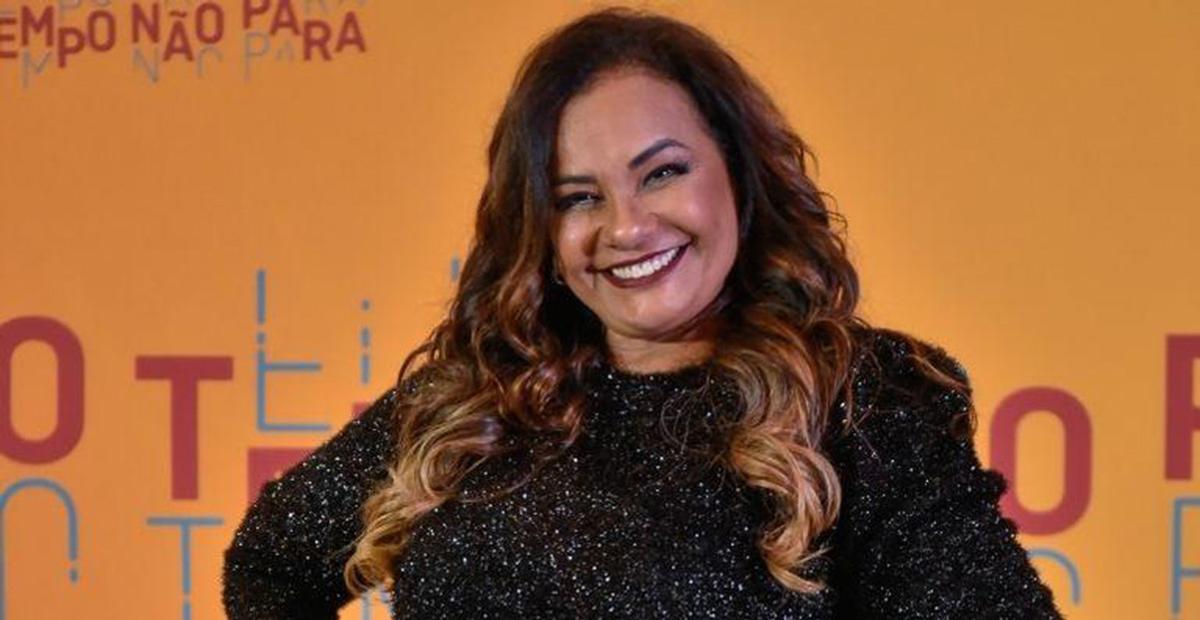 Aos 64 anos, Solange Couto surge com super decote e boa forma chama atenção
