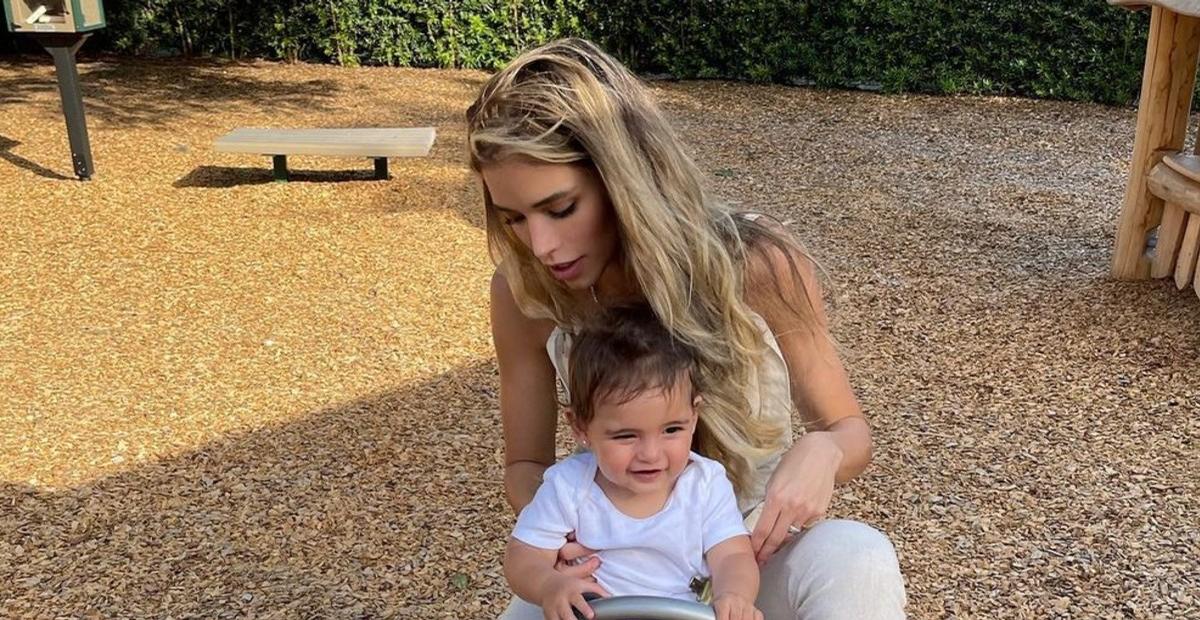 Carol Dias posta foto no espelho com a filha e se declara: ”Minha melhor amiga”
