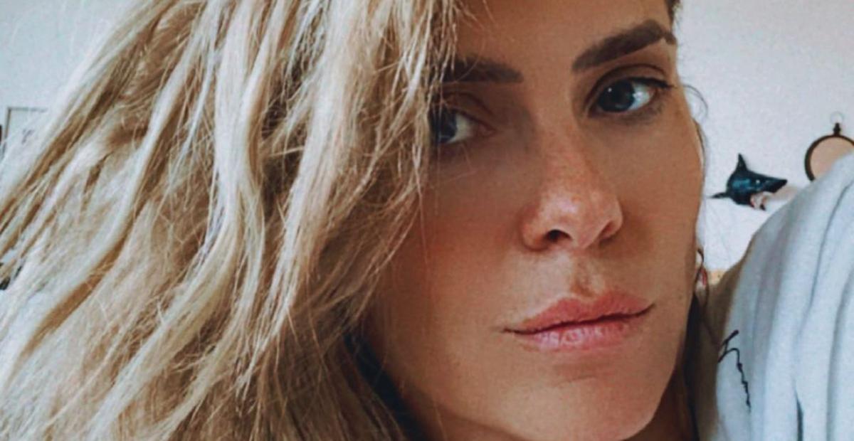 Carolina Dieckmann exibe cabelos longos e volumosos ao resgatar registro arrasador