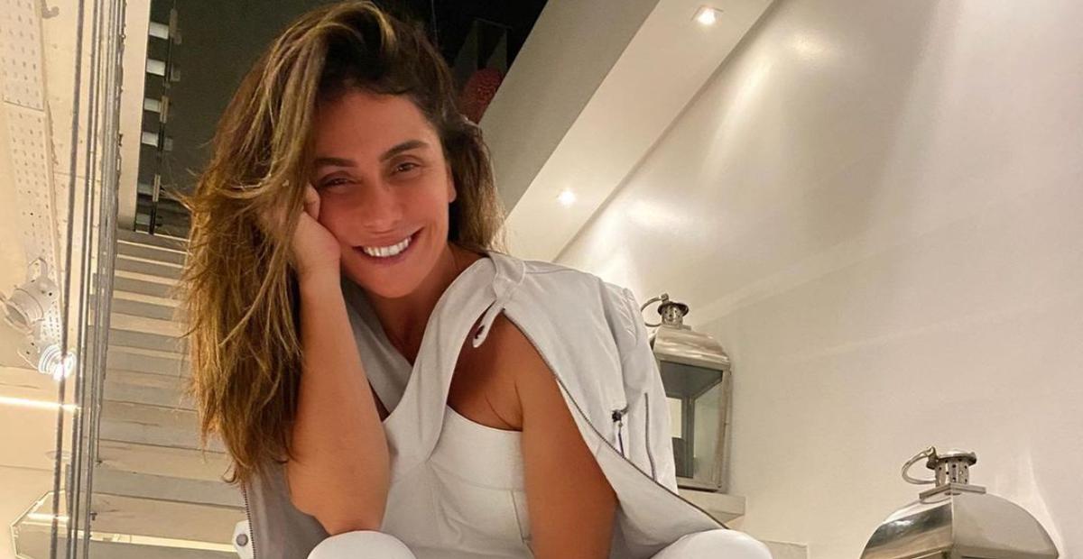 Giovanna Antonelli brilha diante de um lindo mural de arte urbana: ”Trabalhar fazendo arte”