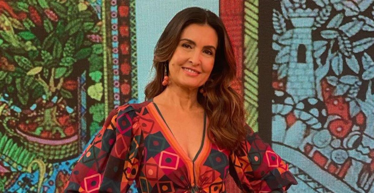 Fátima Bernardes encanta ao apostar em casaco colorido durante ‘Encontro’: ”Amei o look!”