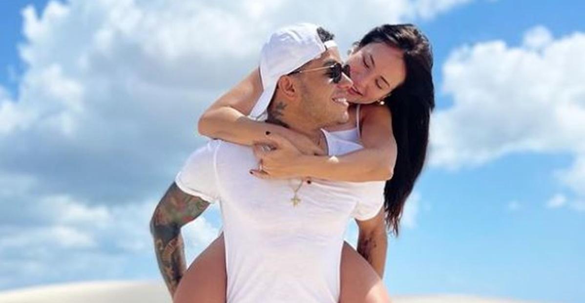 Com cliques na praia, Gabi Martins se declara ao namorado, Tierry