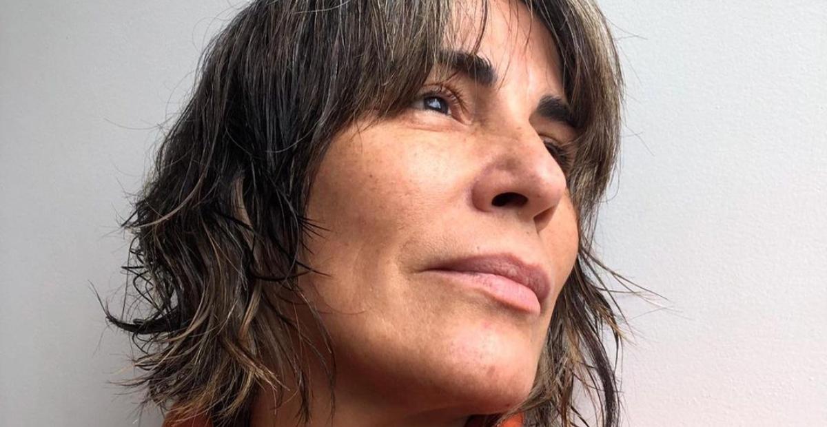 Glória Pires curte momento de chamego com cachorrinho de estimação: ”A vida é melhor com amor”