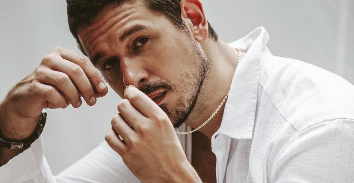 João Vicente de Castro quase mostra demais em ensaio de nu artístico e web vai à loucura
