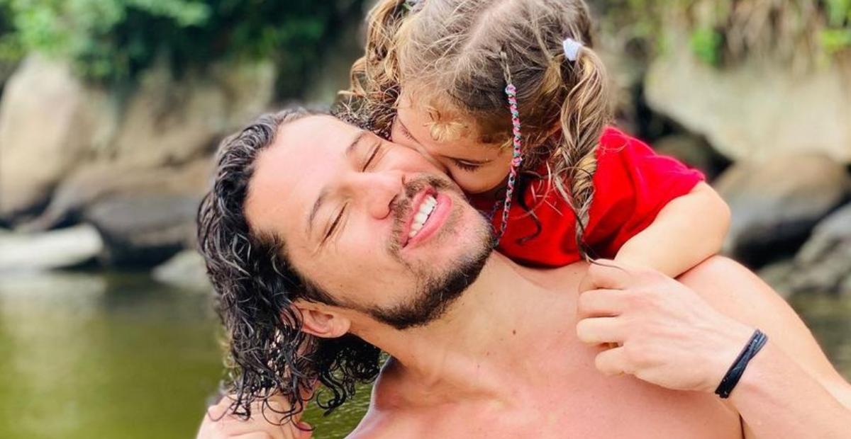 José Loreto mostra registro carinhoso sendo abraçado pela filha e fãs se derretem: ”Dois lindos”