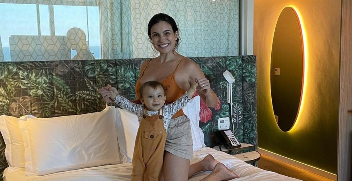 Kamilla Salgado mostra Bento invadindo suas fotos na praia
