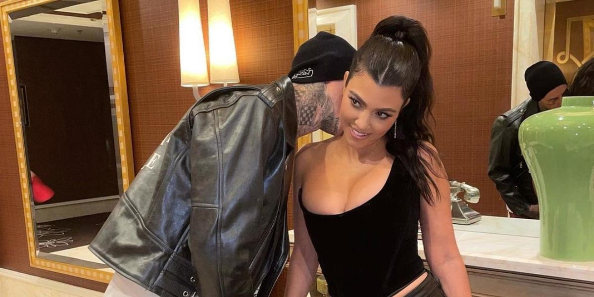 Kourtney Kardashian faz topless em clique quente ao lado do namorado, Travis Barker: ”Quarentena”