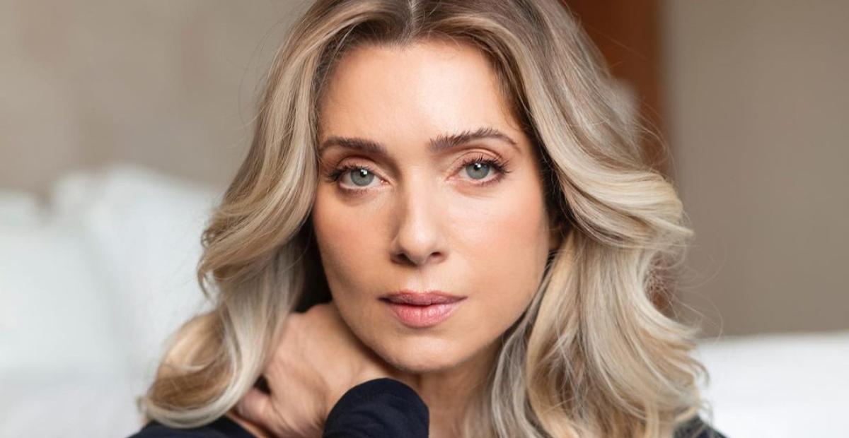 Leticia Spiller esbanja beleza impecável em close e fãs elogiam: ”Linda”