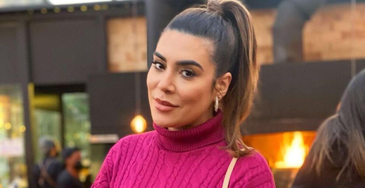 Naiara Azevedo surpreende ao combinar look de tricô com botas brancas