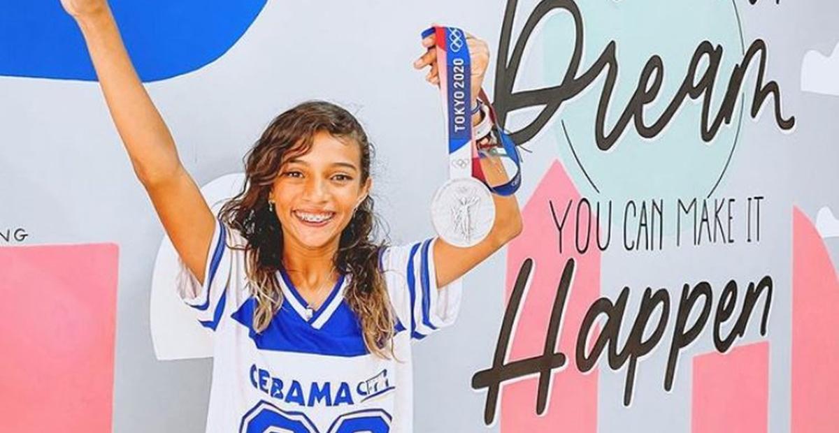 Após prata na Olimpíada, Rayssa Leal se emociona com retorno às aulas: ”Surpresa linda”