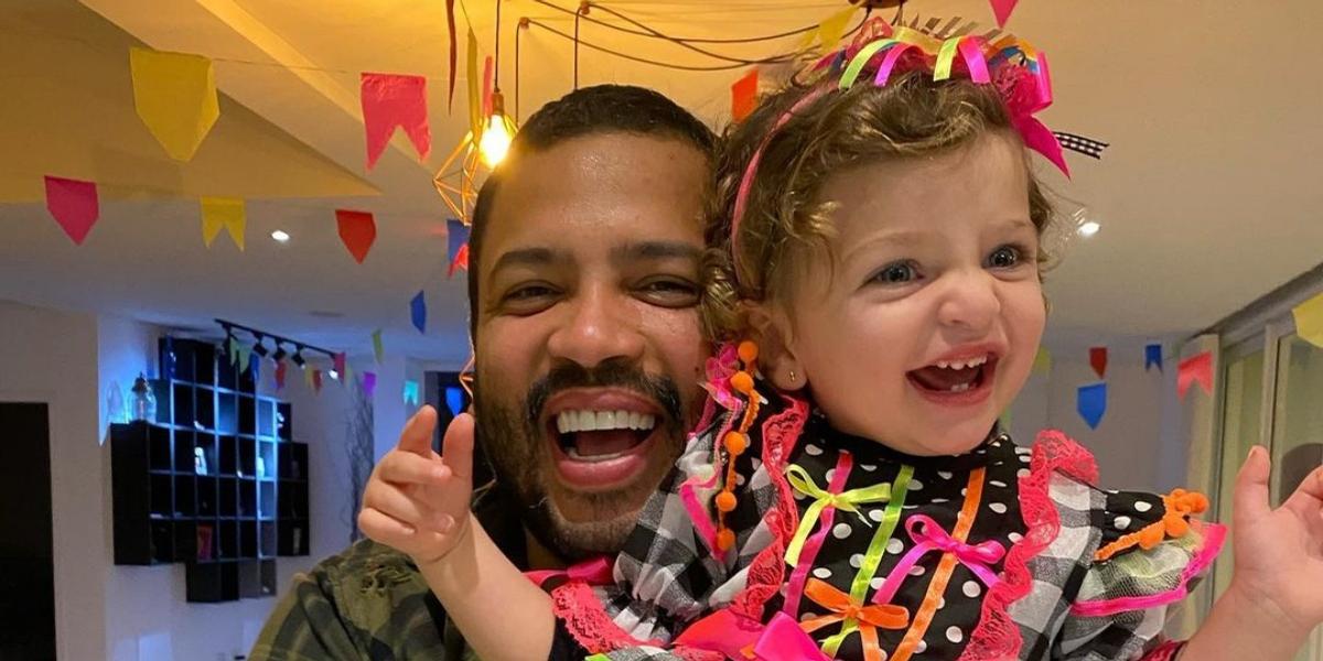Projota se derrete ao publicar série de cliques com a filha, Marieva: ”As semelhanças”