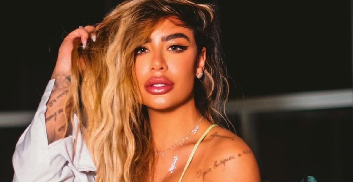 Rafaella Santos abaixa a calça jeans até o limite e ostenta abdômen sarado: ”Chora na barriga!”