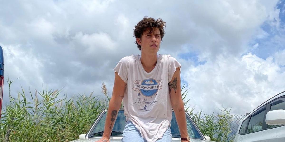 Descamisado, Shawn Mendes exibe boa forma em clique paradisíaco na Espanha