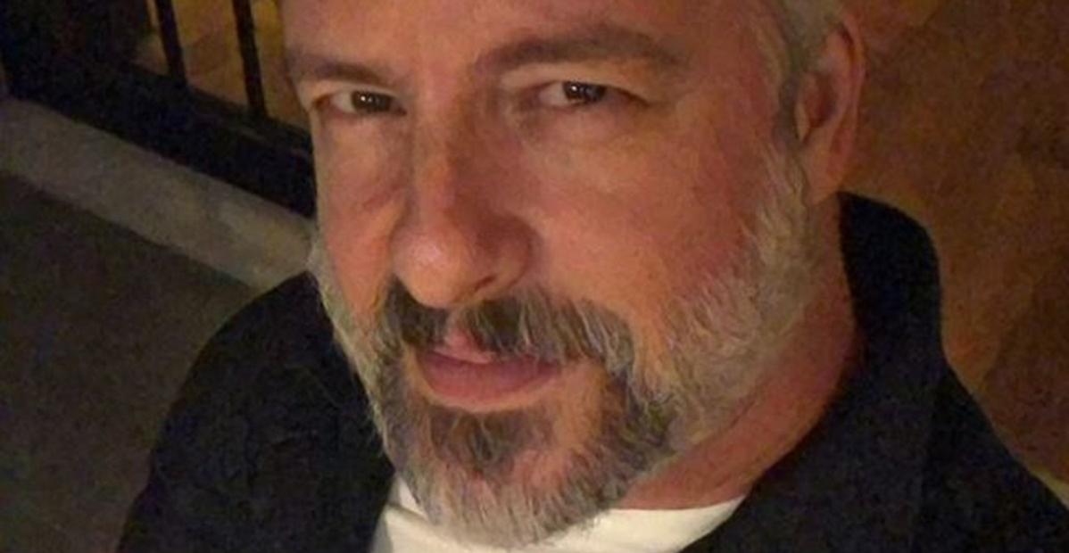 Imunizado! Victor Chaves celebra vacinação contra covid-19: ”Muito grato”