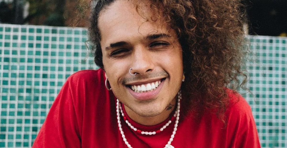 Vitão exibe prancha de skate personalizada em homenagem à banda Charlie Brown Jr.
