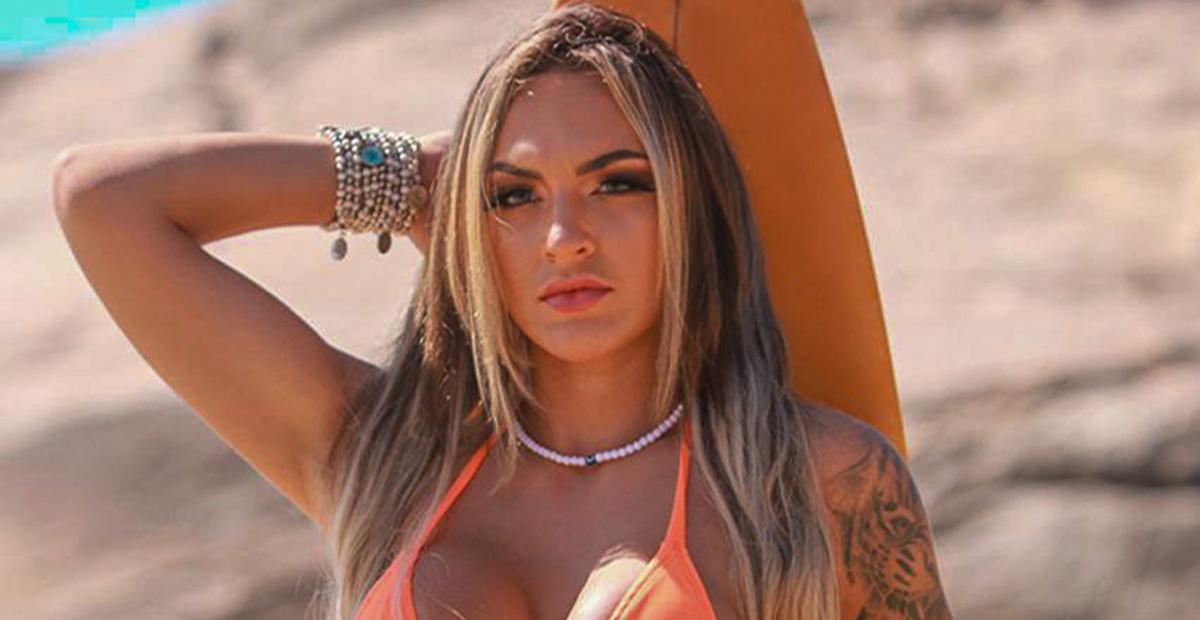 Atriz das pegadinhas de João Kléber exibe corpo sarado com maiô ousado