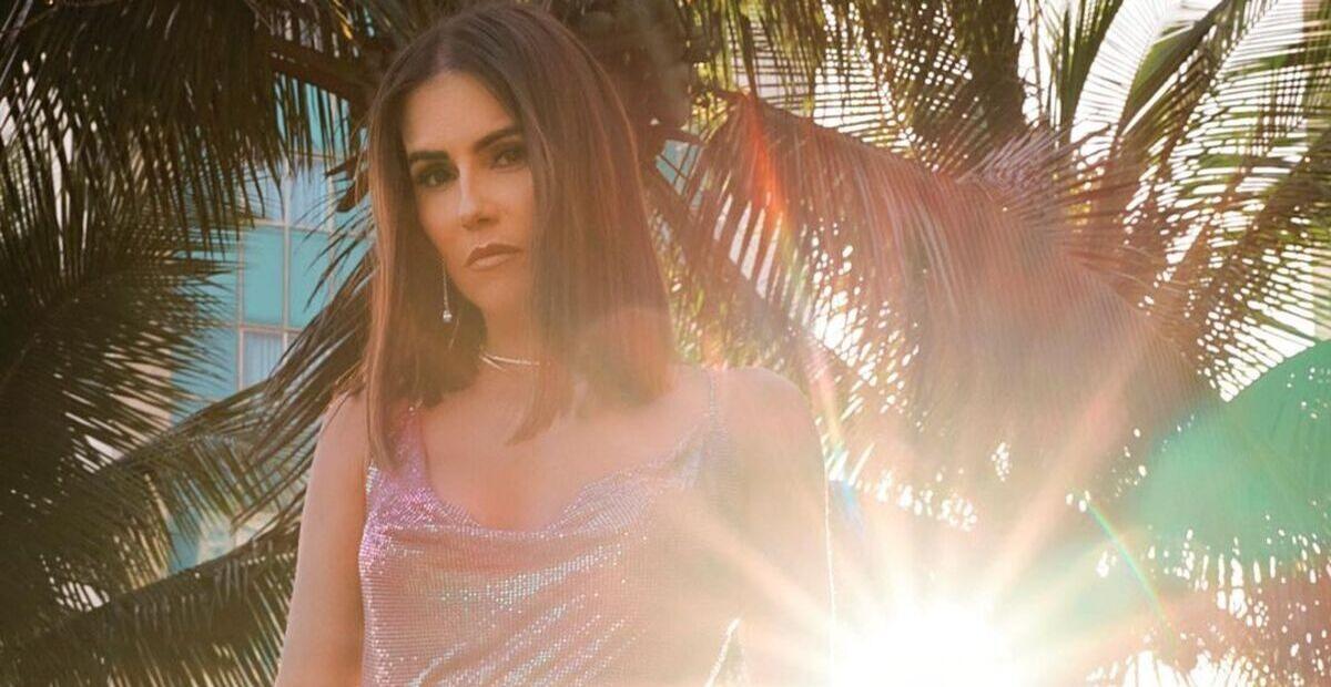 De biquíni estiloso, Deborah Secco protagoniza fotos belíssimas