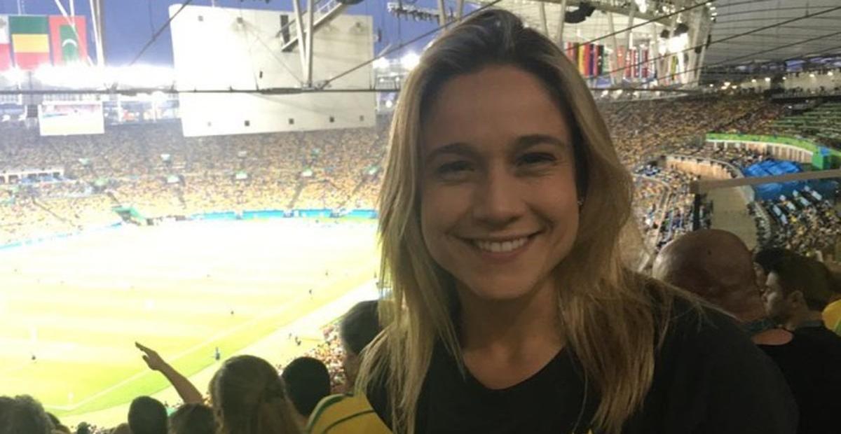 Fernanda Gentil posa com sua cachorrinha e mostra tatuagem que tem em homenagem à pet