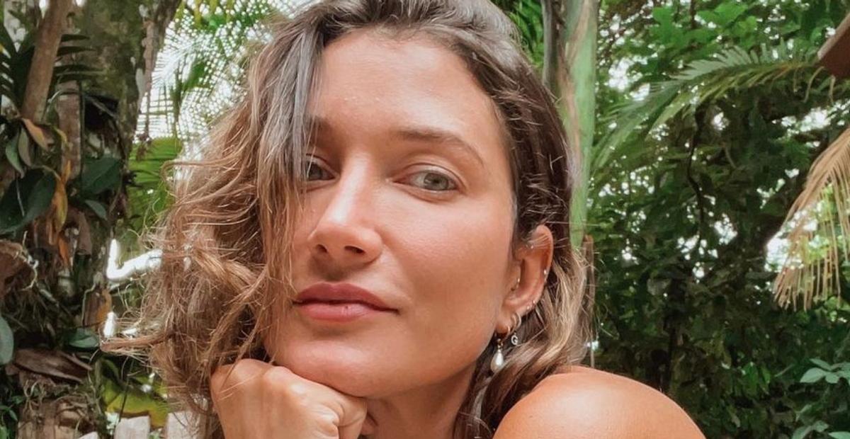 Gabriela Pugliesi exibe corpo escultural de biquíni branco em cenário paradisíaco: ”Sereia”