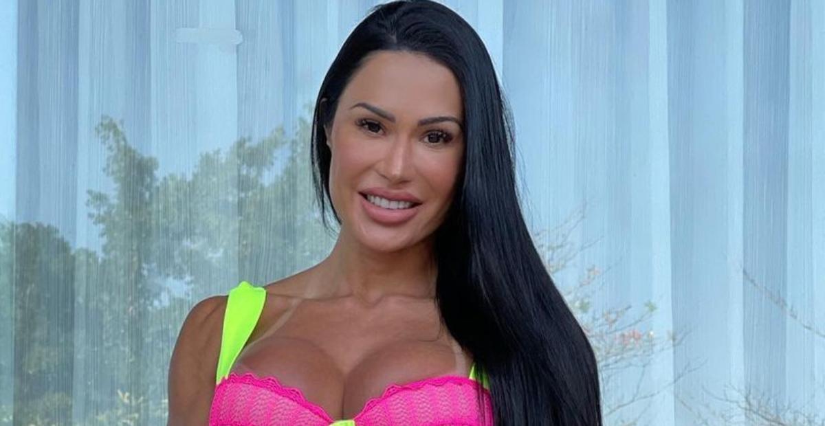 Gracyanne Barbosa abre as pernas e puxa calcinha minúscula até o limite: ”Escândalo!”