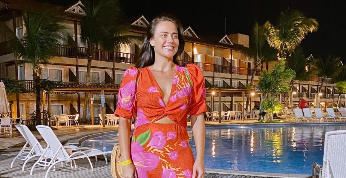 Juliana Silveira curte dia na praia e arranca elogios dos fãs: ”Maravilhosa”