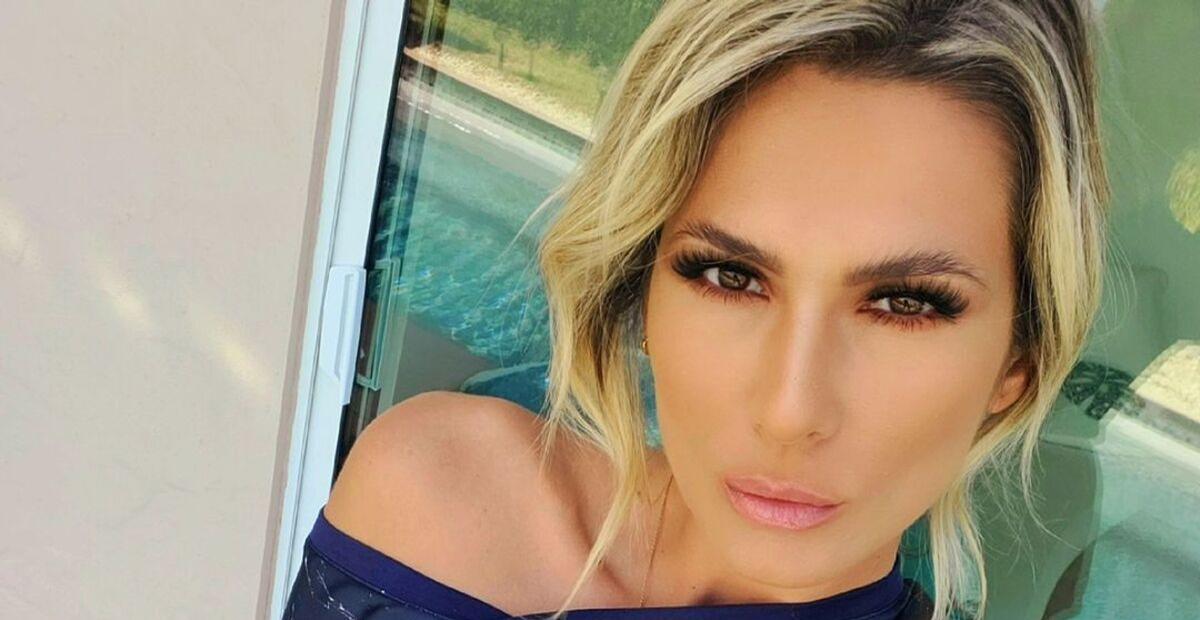 Toda estilosa, Lívia Andrade esbanja corpão em deserto fora do Brasil