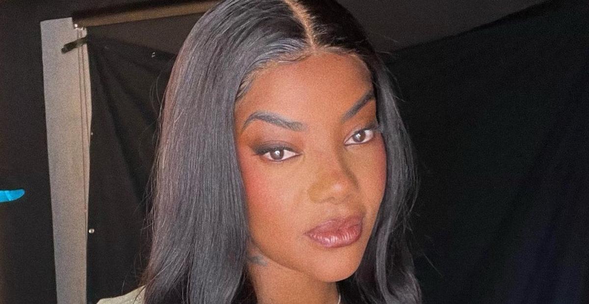 Em Los Angeles, Ludmilla elege micro short jeans e deixa polpa do bumbum de fora: ”Deusa”