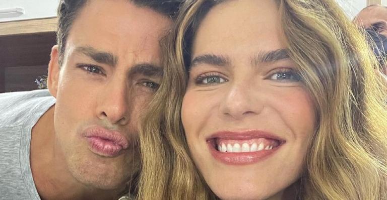 Mariana Goldfarb toma vacina contra a covid-19 e Cauã Reymond comemora na web