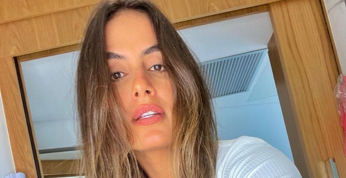 Carol Peixinho ostenta corpão sarado em biquíni minúsculo e web dispara: ”Gata”