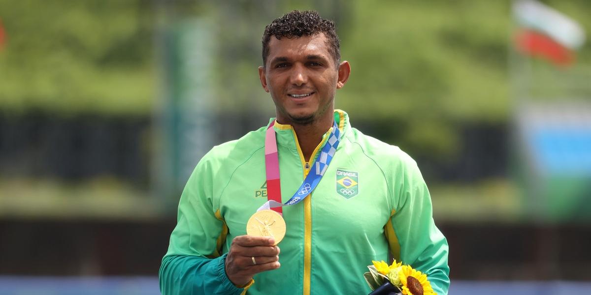 Isaquias Queiroz conquista medalha de ouro para o Brasil na canoagem nos Jogos Olímpicos 2020