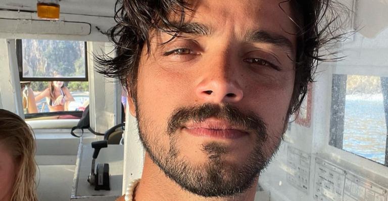 Rodrigo Simas recebe primeira dose contra a covid-19 e faz alerta: ”Não deixem de se vacinar”
