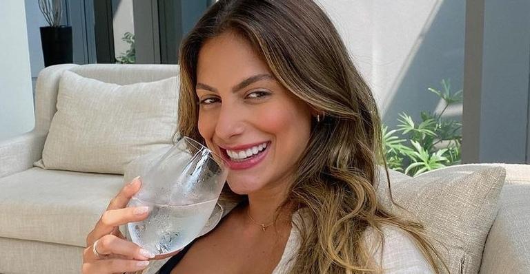 Em meio à natureza, Mari Gonzalez exibe corpão sarado em biquíni minúsculo: ”Gata”