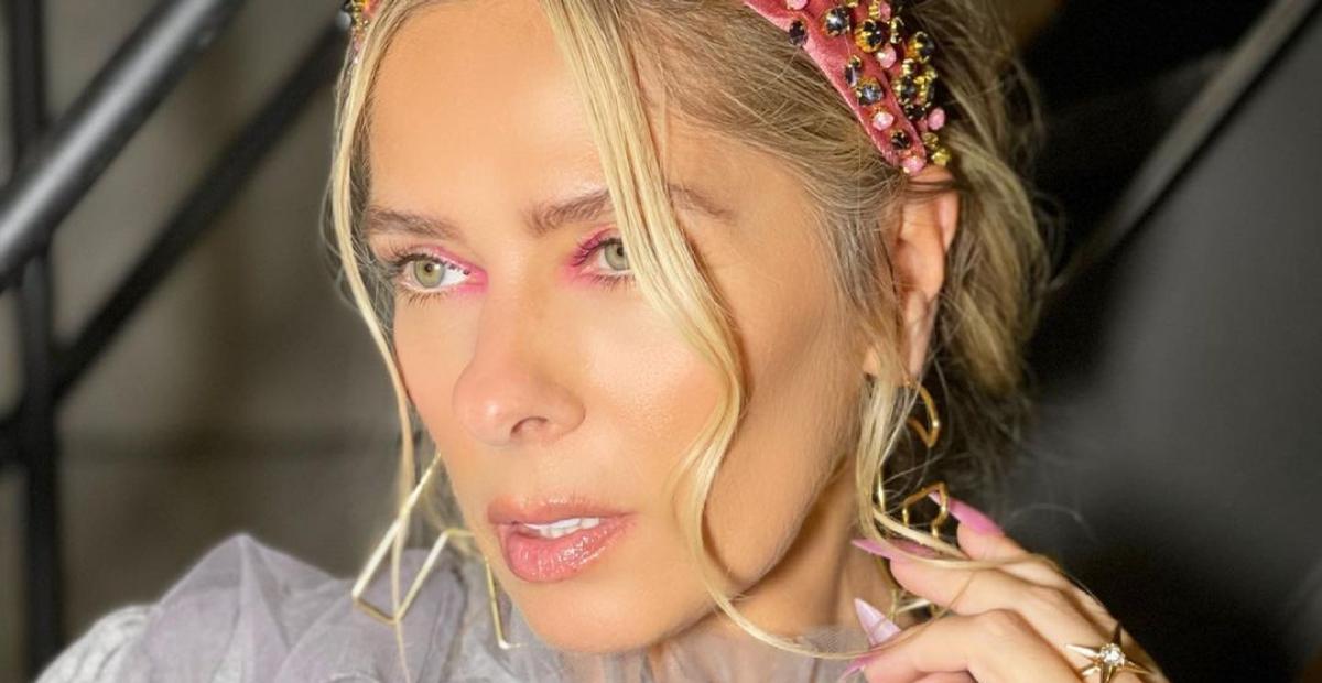 Adriane Galisteu aposta em vestido com decote profundo e arrasa na web: “Maravilhosa!”