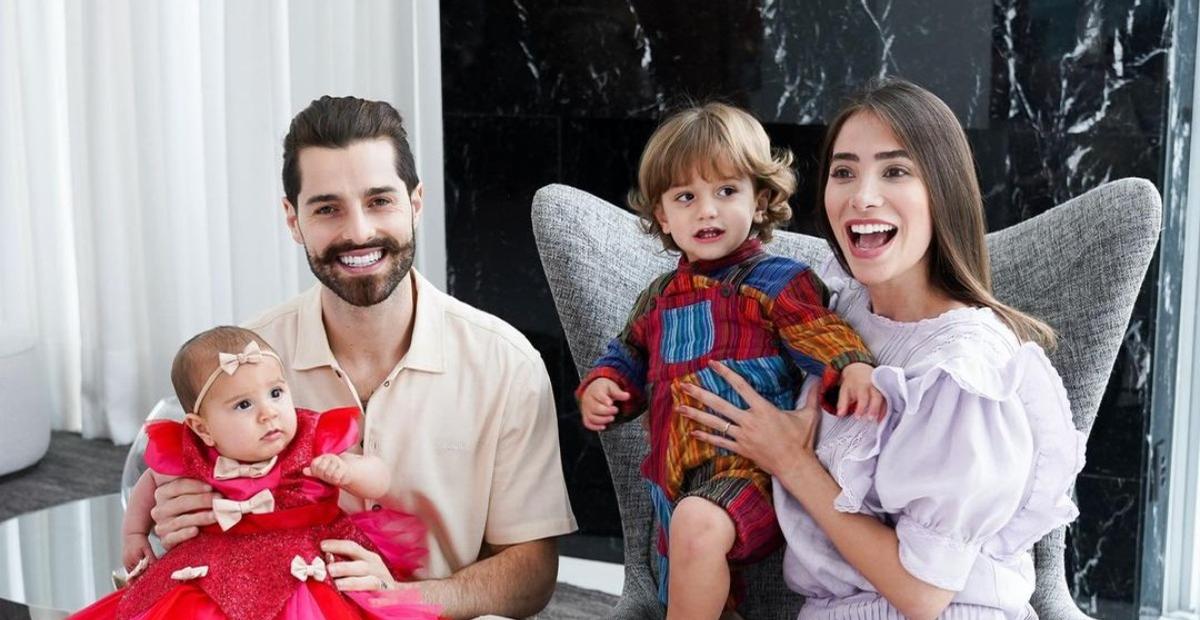 Alok brinca com a esposa, Romana Novais: ”Fomos feitos um para o outro, até o pé é igual”