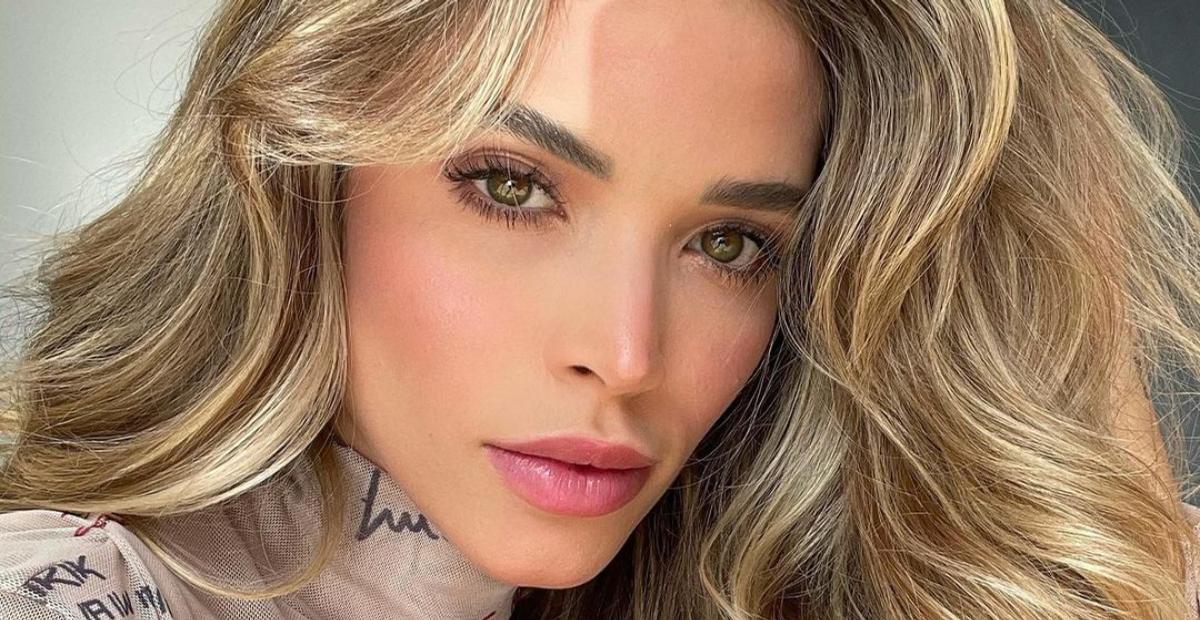 Carol Dias esbanja charme e beleza ao ser clicada em um lindo jardim