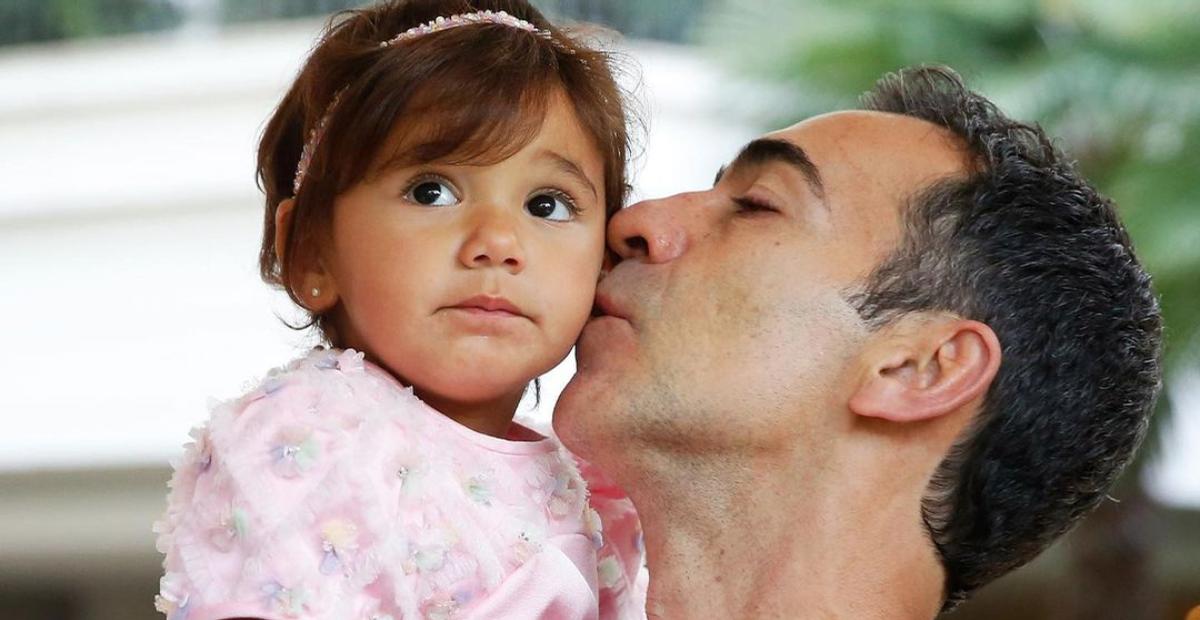 Cesar Tralli faz pintura facial com a filha, Manu, e encanta: ”Puro amor”