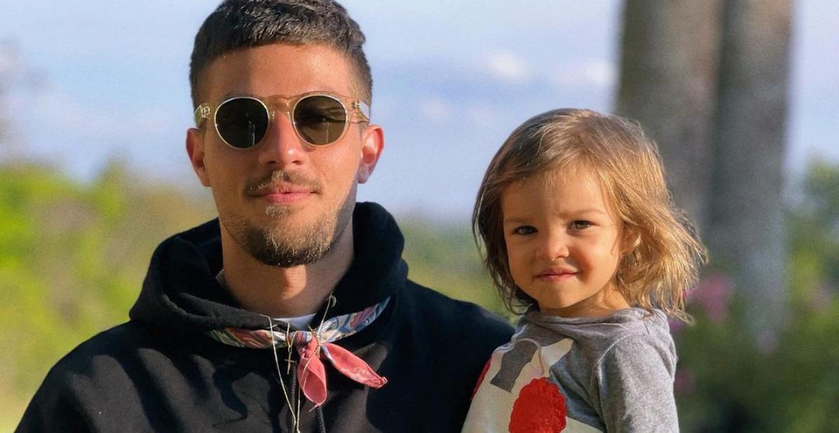 Chay Suede compartilha clique fofo com a filha, Maria, e recebe elogios: ”Dupla maravilhosa”