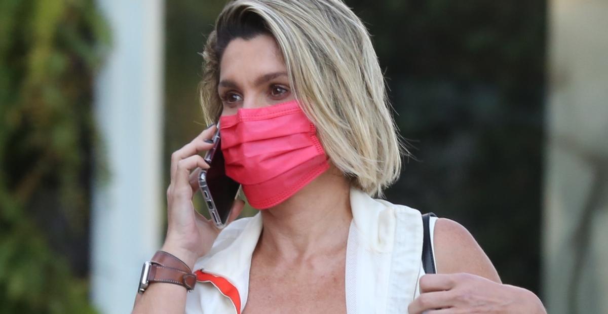 Com bolsa de mais de R$13,5 mil, Flávia Alessandra exibe boa forma ao ser clicada deixando academia