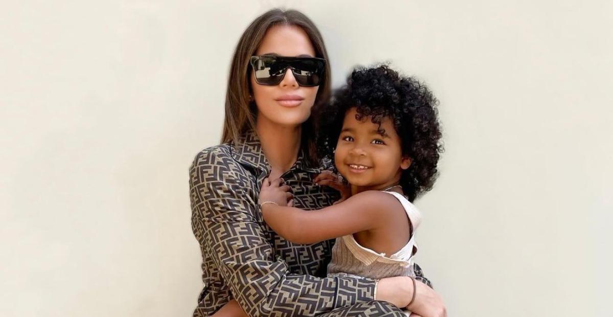 Khloé Kardashian publica cliques perfeitos da filha na praia: ”Minha Moana”