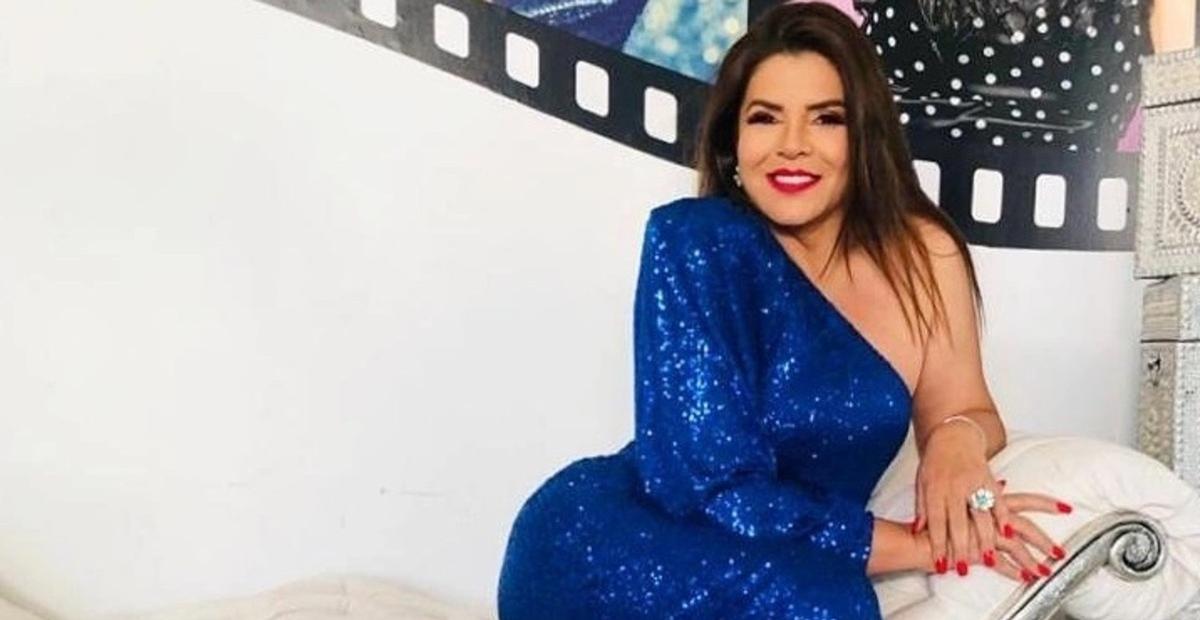 De costas, Mara Maravilha se exibe em maiô e esbanja beleza