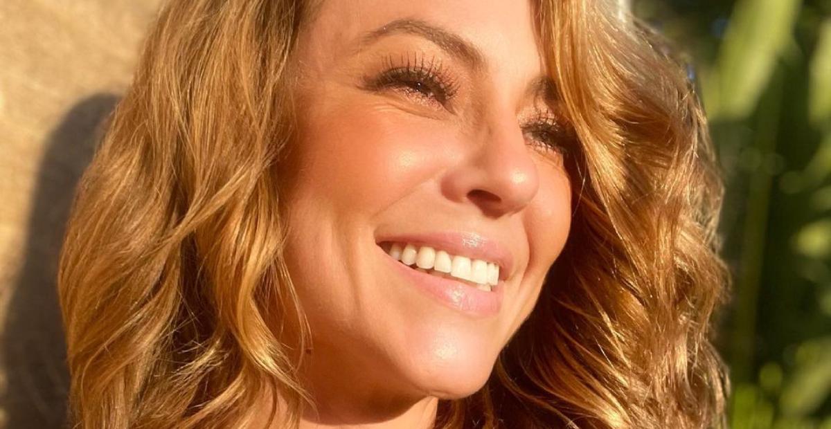 Com casaco da Grande Rio, Paolla Oliveira fala da expectativa pelo próximo Carnaval: ”Fé e vacina”