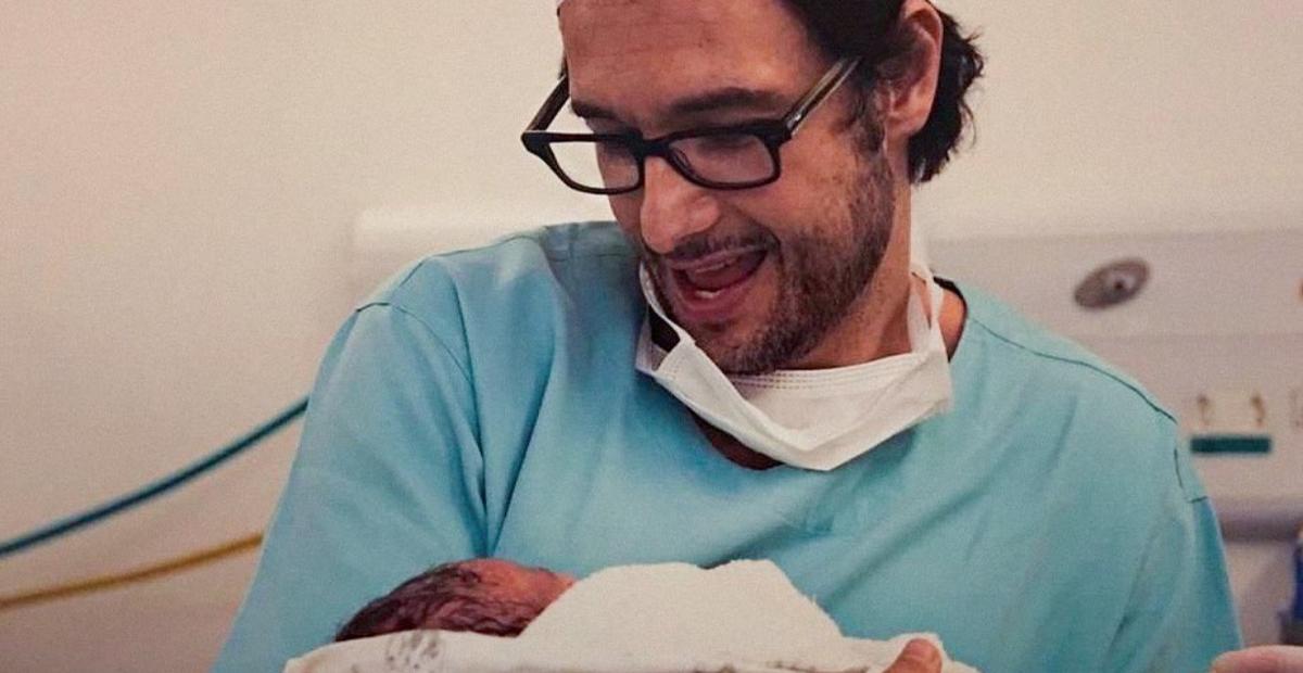 Rodrigo Santoro relembra clique do parto da filha, Nina: ”Meu renascimento”
