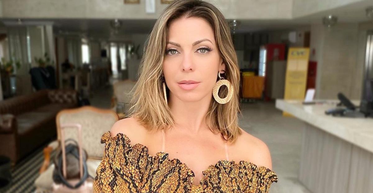 Sheila Mello relembra transformações capilares e surpreende: ”Meu cabelo e suas fases”