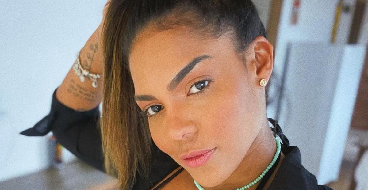 Tays Reis posa de biquíni fio dental e ostenta bumbum GG em praia do Rio: ”Que corpo é esse?”